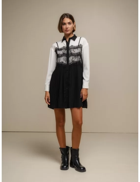VESTIDO PLISSADO COM PORMENORES EM RENDA