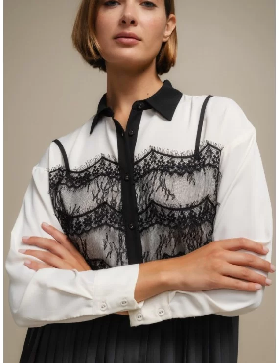 VESTIDO PLISSADO COM PORMENORES EM RENDA