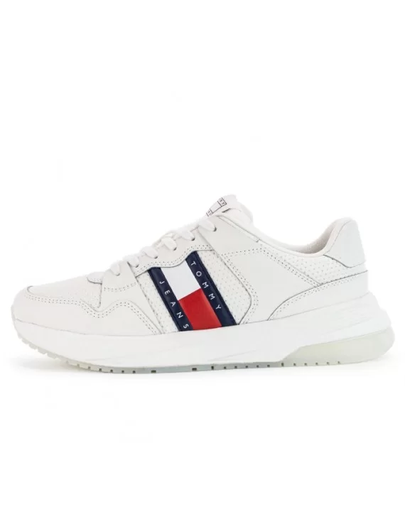 SAPATILHA COM LOGO