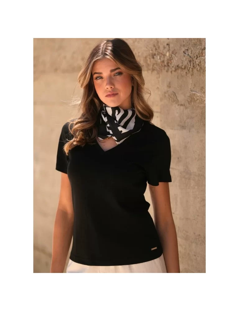 T-SHIRT DECOTE EM V