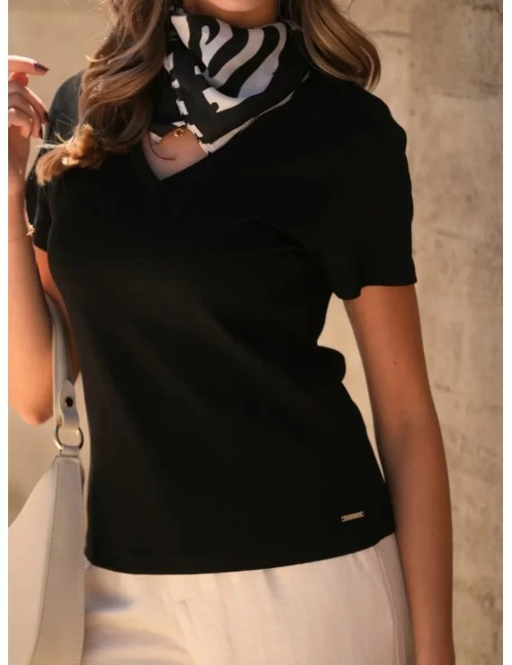 T-SHIRT DECOTE EM V
