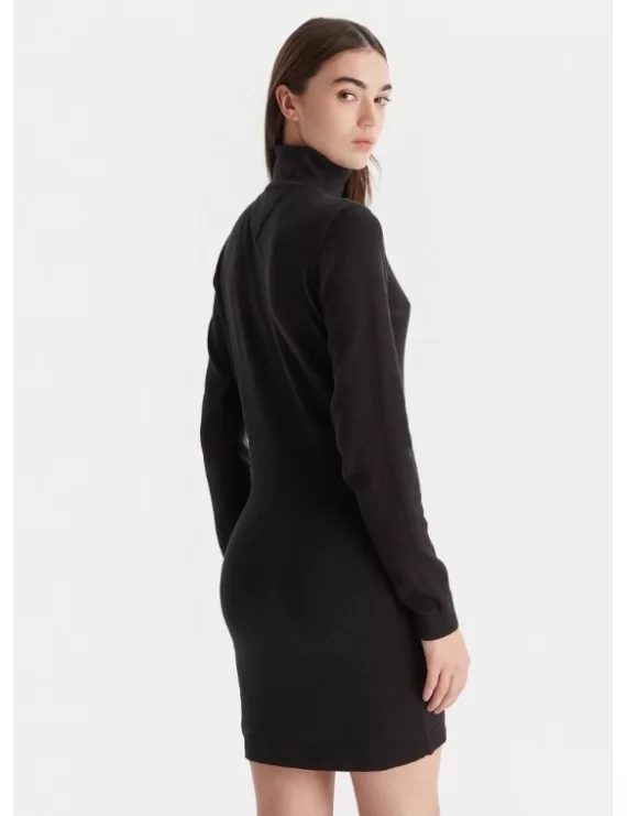 VESTIDO JUSTO DE GOLA ALTA