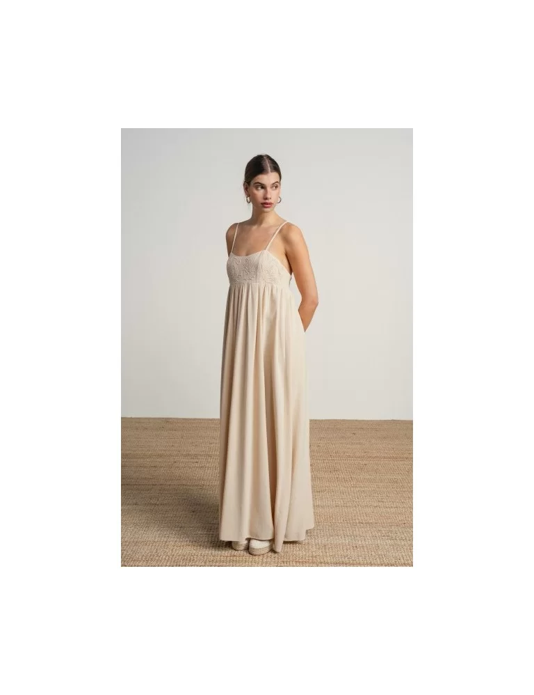 VESTIDO COM BORDADOS