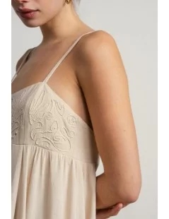 VESTIDO COM BORDADOS