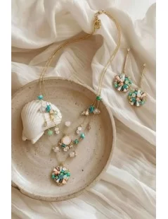 CONJUNTO BRINCOS E COLAR EM FORMANTO DE CORAÇÃO